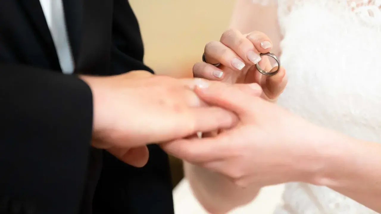 Brautpaar tauscht Ringe. Die Frage "was kostet eine hochzeit" beschäftigt viele, doch dieser Moment ist unbezahlbar.