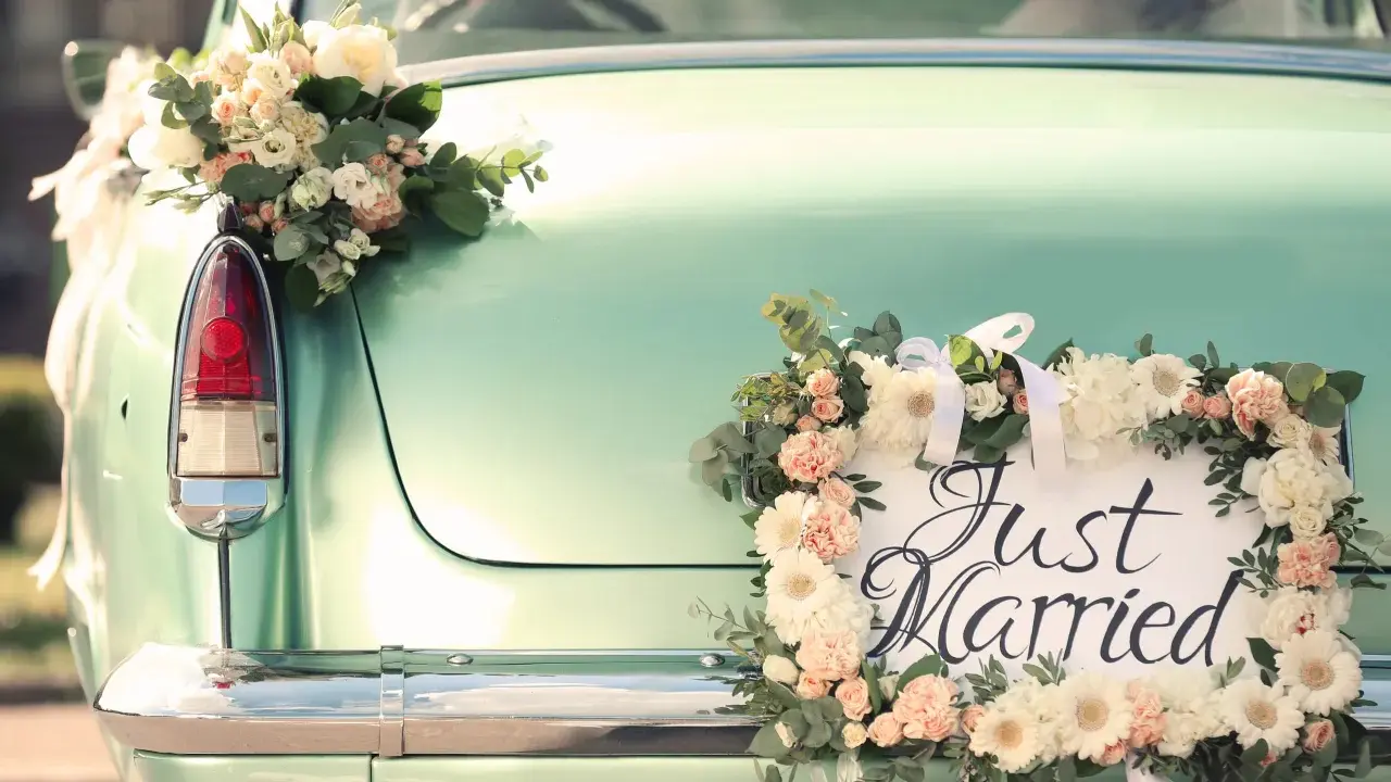 Hochzeitsauto mit Blumen geschmückt. Ein Schild "Just Married" und ein Brautstrauß zieren das Heck. Ein schöner Anlass für einen Sonderurlaub zur Hochzeit meines Bruders.
