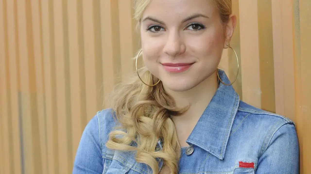 Julia Engelmann, lächelnd in Jeansjacke, denkt vielleicht an Liebe und Hochzeit.