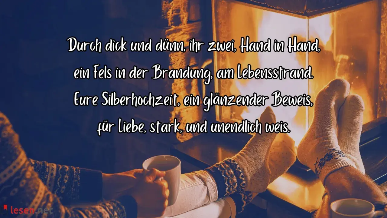 Gemütliche Füße am Kamin, ein Beweis für 25 Jahre Liebe. Perfekt für silberhochzeit witze, die das Herz erwärmen.