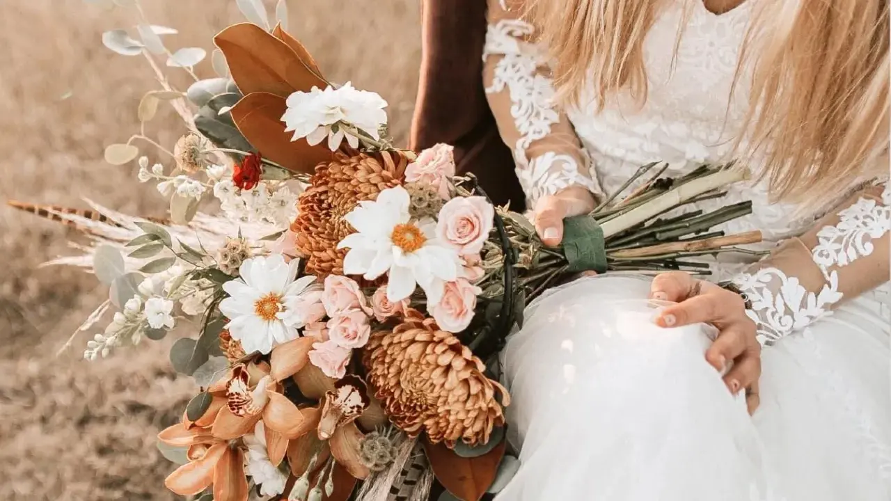 Brautstrauß mit Dahlien, Rosen und Orchideen in warmen Tönen. Originelle Ideen Hochzeit für einen rustikalen Look.