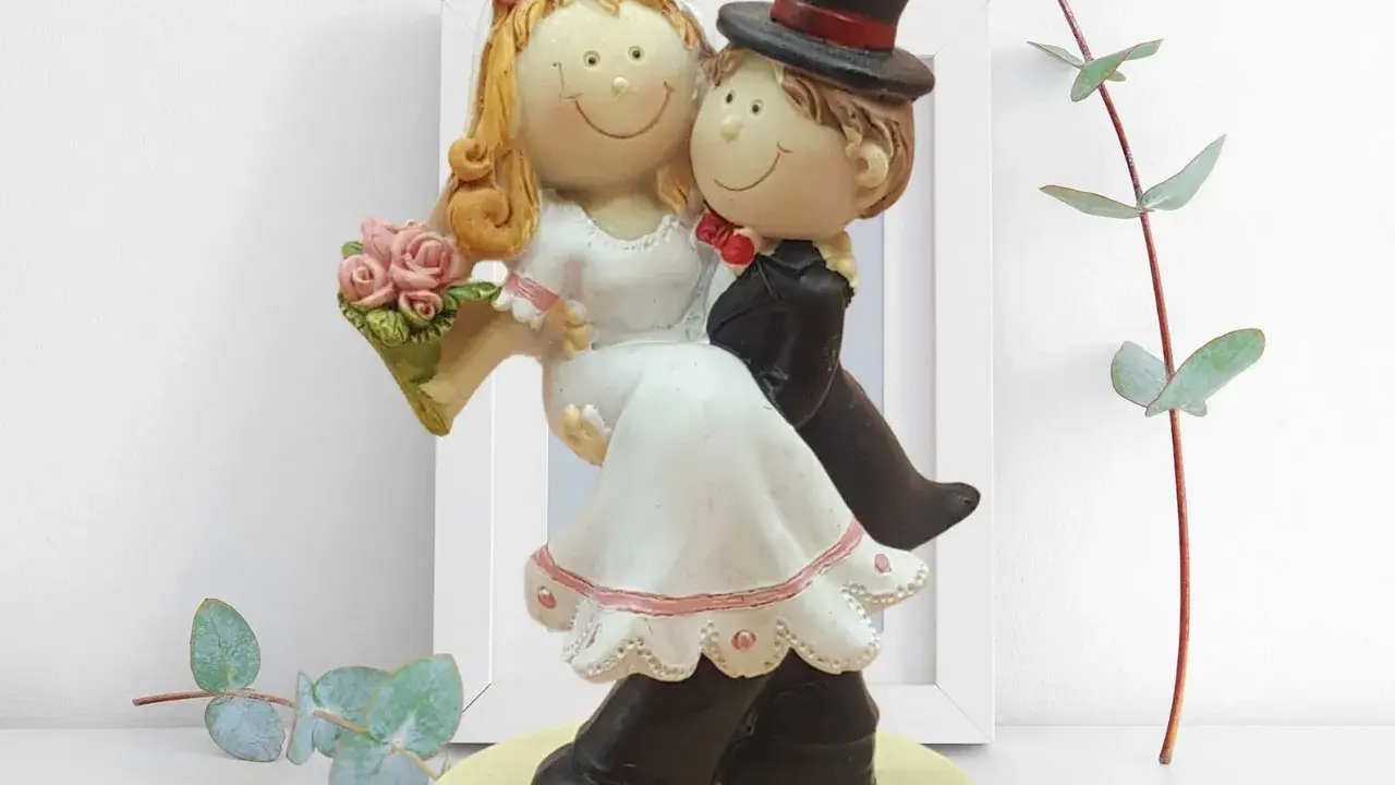 Ein süßes Brautpaar basteln: Die Figur zeigt ein lachendes Brautpaar im Hochzeitsanzug und Brautkleid, das sich umarmt.