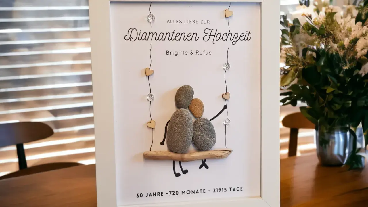 Gerahmtes Bild mit Steinfiguren, die eine diamantene Hochzeit feiern. 60 Jahre sind diamantene Hochzeit.