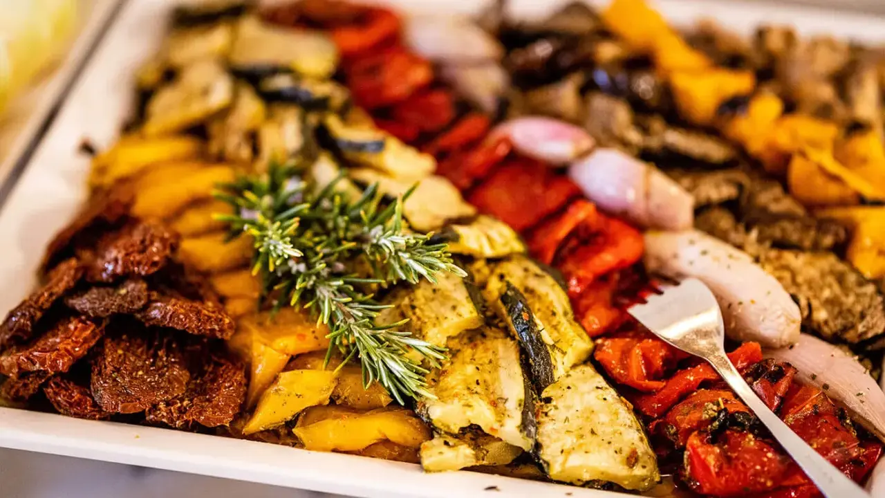 Buntes Buffet mit gegrilltem Gemüse und Kräutern – tolle hochzeitsessen ideen für ein Festmahl.