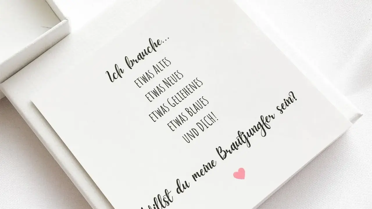 Eine Karte mit der Aufschrift "Ich brauche... etwas Altes, Neues, Geliehenes, Blaues und DICH! Willst du meine Brautjungfer sein?" – eine lustige Art, die Trauzeugin zu fragen.