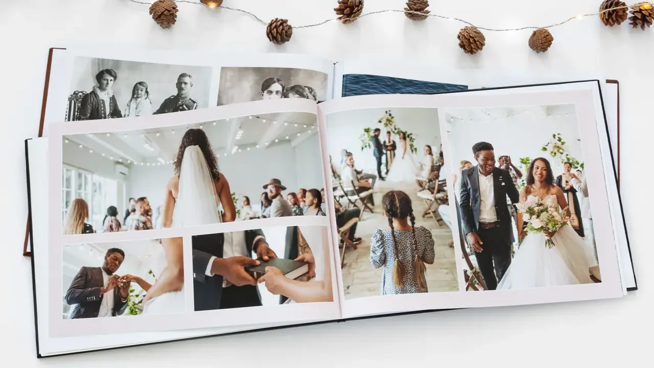 Hochzeitsfotografie Tipps: Ein offenes Hochzeitsalbum zeigt Momente der Zeremonie, Ringtausch und das glückliche Brautpaar.