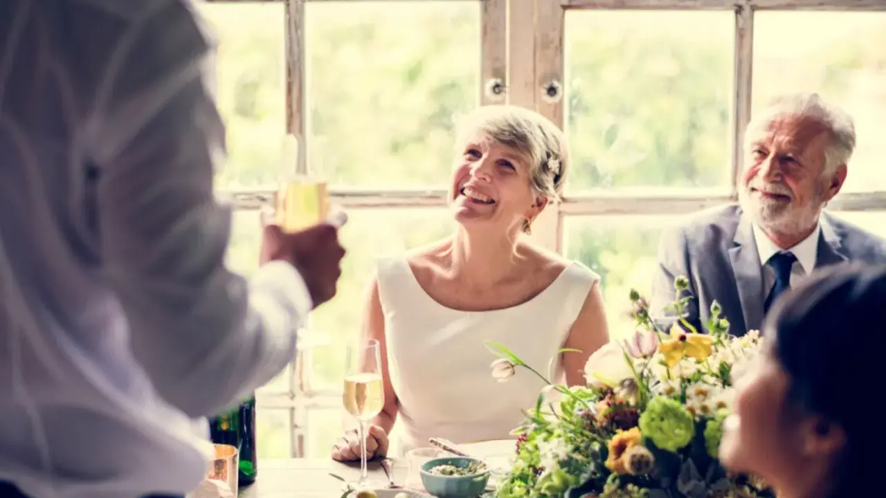 Ein glückliches Paar feiert seinen 40. Hochzeitstag. Die Bedeutung von 40 Jahren Ehe wird durch ihre strahlenden Gesichter und den Toast mit Champagner unterstrichen.