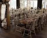 Festlich gedeckte Tische für Hochzeiten, mit Spiegel und Sitzplan. Welche Hochzeiten gibt es? Hier werden Chiara & Dominik gefeiert.