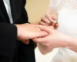 Brautpaar tauscht Ringe. Die Frage "was kostet eine hochzeit" beschäftigt viele, doch dieser Moment ist unbezahlbar.