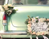 Hochzeitsauto mit Blumen geschmückt. Ein Schild "Just Married" und ein Brautstrauß zieren das Heck. Ein schöner Anlass für einen Sonderurlaub zur Hochzeit meines Bruders.