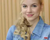 Julia Engelmann, lächelnd in Jeansjacke, denkt vielleicht an Liebe und Hochzeit.