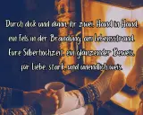 Gemütliche Füße am Kamin, ein Beweis für 25 Jahre Liebe. Perfekt für silberhochzeit witze, die das Herz erwärmen.