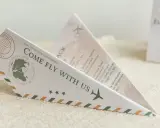 Einladung zur Hochzeit im Papierflieger-Design. Der lustige Text "Come fly with us" lädt zur gemeinsamen Reise ein.