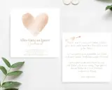 Hochzeitskarte mit Herz aus Fingerabdrücken und Glückwünschen. Ein Paar wird die Karte unterschreiben.