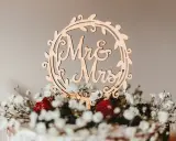 Holzdeko "Mr & Mrs" auf einer Hochzeitstorte mit Beeren und Schleierkraut. Alles Gute zum 5. Hochzeitstag!