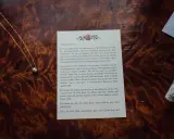 Ein Brief mit romantischen Worten, wie aus einer Hochzeitsrede, liegt neben einer Perlenkette. Zitate für die Ewigkeit.