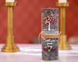 Eine liebevoll gestaltete Hochzeitskerze mit Baum, Namen und Herz. Ein schönes Symbol für die Liebe.