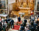 Hochzeit in der Kirche. Ein Paar heiratet, obwohl die Firmung nicht stattgefunden hat. Gäste verfolgen die Zeremonie.