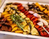Buntes Buffet mit gegrilltem Gemüse und Kräutern – tolle hochzeitsessen ideen für ein Festmahl.