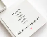 Eine Karte mit der Aufschrift "Ich brauche... etwas Altes, Neues, Geliehenes, Blaues und DICH! Willst du meine Brautjungfer sein?" – eine lustige Art, die Trauzeugin zu fragen.