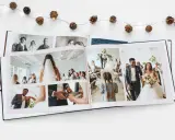 Hochzeitsfotografie Tipps: Ein offenes Hochzeitsalbum zeigt Momente der Zeremonie, Ringtausch und das glückliche Brautpaar.