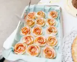 Kleine Apfelrosen-Törtchen in einer Schale, perfekt für eine Feier, vielleicht zum Anlass zehn Jahre verheiratet.