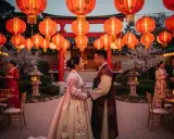 Ein Brautpaar in traditioneller Kleidung blickt sich unter roten Lampions an. Eine wunderschöne chinesische Hochzeit im Abendlicht.