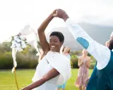 Glückliches Brautpaar tanzt im Freien. Viele Paare entscheiden sich für eine Sommerhochzeit, denn dann heiraten die meisten.