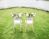 Zwei festlich geschmückte Stühle im Grünen, bereit für eine goldene Hochzeit im kleinen Kreis. "Forever" und "Always" stehen für die Ewigkeit.