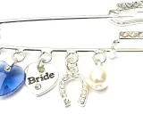 Anstecknadel mit Anhängern: Schlüssel (alt), blaues Herz (neu), Hufeisen & Perle (geliehen). Perfekt für die Braut!