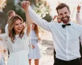 Glückliches Brautpaar feiert am Strand. Mit diesen spartipps hochzeit wird die Feier unvergesslich, ohne das Budget zu sprengen.