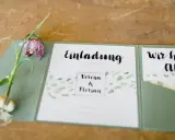 Eine elegante einladung hochzeit vorlage mit floralem Muster und einem Schachbrettblumen-Zweig.