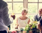 Ein glückliches Paar feiert seinen 40. Hochzeitstag. Die Bedeutung von 40 Jahren Ehe wird durch ihre strahlenden Gesichter und den Toast mit Champagner unterstrichen.