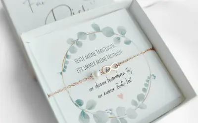 Ein Armband mit Unendlichkeitszeichen und Perle, verpackt mit einem **Trauzeugin Text**: "Heute meine Trauzeugin, für immer meine Freundin. An diesem besonderen Tag an meiner Seite bist.