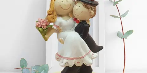 Ein süßes Brautpaar basteln: Die Figur zeigt ein lachendes Brautpaar im Hochzeitsanzug und Brautkleid, das sich umarmt.
