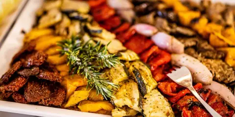 Buntes Buffet mit gegrilltem Gemüse und Kräutern – tolle hochzeitsessen ideen für ein Festmahl.