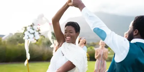 Glückliches Brautpaar tanzt im Freien. Viele Paare entscheiden sich für eine Sommerhochzeit, denn dann heiraten die meisten.