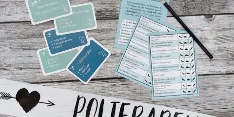 Hochzeitsspiele für den Polterabend: Karten mit Begriffen und ein Toto-Spiel, um das Brautpaar besser kennenzulernen.