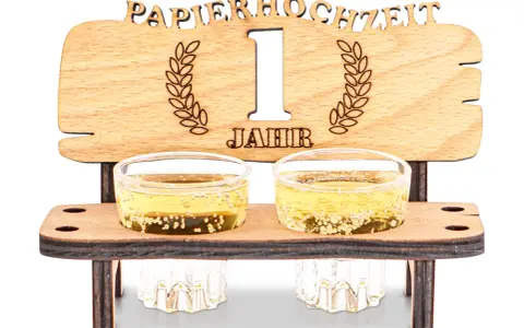 Holzdeko zum 1. Hochzeitstag: "Papierhochzeit 1 Jahr" mit zwei Gläsern Sekt.