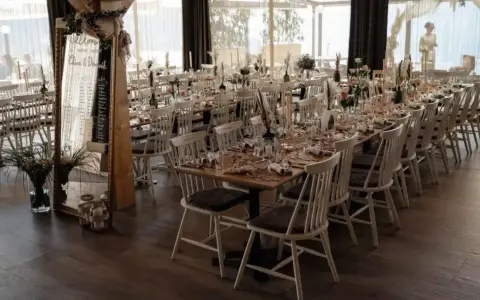 Festlich gedeckte Tische für Hochzeiten, mit Spiegel und Sitzplan. Welche Hochzeiten gibt es? Hier werden Chiara & Dominik gefeiert.