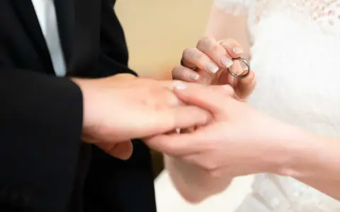 Brautpaar tauscht Ringe. Die Frage "was kostet eine hochzeit" beschäftigt viele, doch dieser Moment ist unbezahlbar.