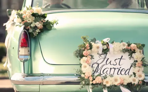 Hochzeitsauto mit Blumen geschmückt. Ein Schild "Just Married" und ein Brautstrauß zieren das Heck. Ein schöner Anlass für einen Sonderurlaub zur Hochzeit meines Bruders.