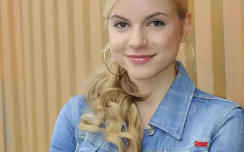 Julia Engelmann, lächelnd in Jeansjacke, denkt vielleicht an Liebe und Hochzeit.