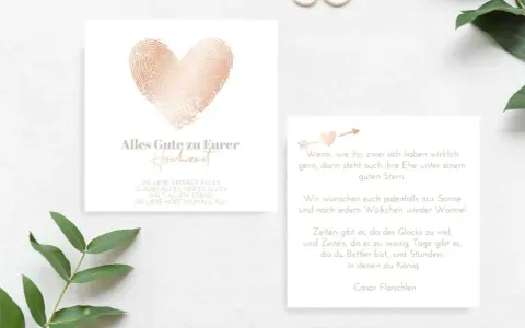 Hochzeitskarte mit Herz aus Fingerabdrücken und Glückwünschen. Ein Paar wird die Karte unterschreiben.