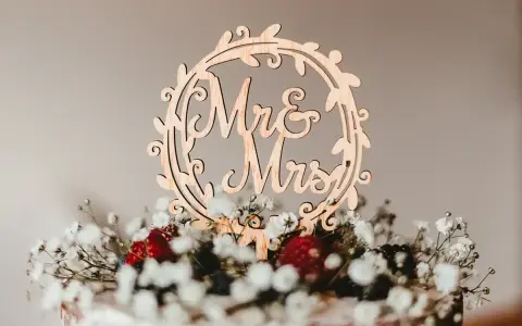 Holzdeko "Mr & Mrs" auf einer Hochzeitstorte mit Beeren und Schleierkraut. Alles Gute zum 5. Hochzeitstag!