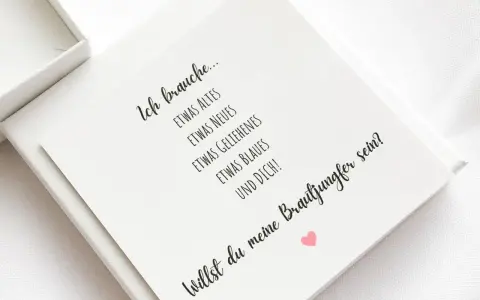Eine Karte mit der Aufschrift "Ich brauche... etwas Altes, Neues, Geliehenes, Blaues und DICH! Willst du meine Brautjungfer sein?" – eine lustige Art, die Trauzeugin zu fragen.