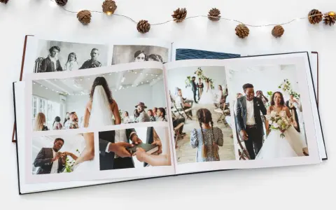 Hochzeitsfotografie Tipps: Ein offenes Hochzeitsalbum zeigt Momente der Zeremonie, Ringtausch und das glückliche Brautpaar.