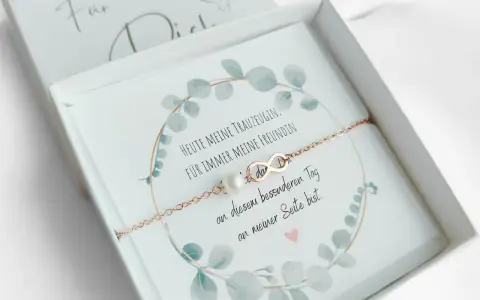 Ein Armband mit Unendlichkeitszeichen und Perle, verpackt mit einem **Trauzeugin Text**: "Heute meine Trauzeugin, für immer meine Freundin. An diesem besonderen Tag an meiner Seite bist.