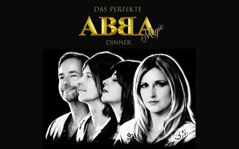 ABBA Magic Dinner: Vier Musiker posieren für ein Schwarz-Weiß-Foto. Vielleicht spielen sie ein ABBA Hochzeitslied.