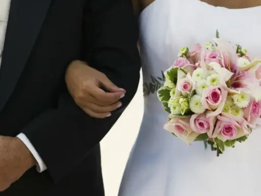 Brautvater spruch: Ein Vater führt seine Tochter zum Altar. Sie hält einen zarten Blumenstrauß.